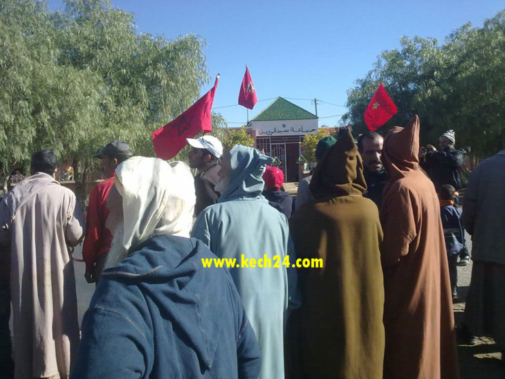 ساكنة سيدي الزوين نواحي مراكش تنفذ وقفة إحتجاجية امام مقر الجماعة + صور ساكنة سيدي الزوين نواحي مراكش تنفذ وقفة إحتجاجية امام مقر الجماعة + صور