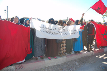 مواطنون بجماعة تسلطانت يحتجون أمام ولاية مراكش للمطالبة بتسجيلهم في اللوائح الإنتخابية + صور مواطنون بجماعة تسلطانت يحتجون أمام ولاية مراكش للمطالبة بتسجيلهم في اللوائح الإنتخابية + صور