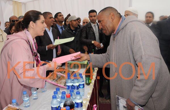 الوالي بيكرات والعمدة المنصوري ينهيان معاناة سكان تجزئة حمان الفطواكي بحي المحاميد بمراكش الوالي بيكرات والعمدة المنصوري ينهيان معاناة سكان تجزئة حمان الفطواكي بحي المحاميد بمراكش