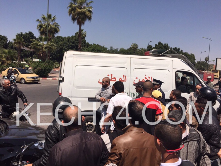 عاجل : شخص يعتدي على سائق دراجة نارية بعدما صدمه بسيارته بمراكش + صور حصرية عاجل : شخص يعتدي على سائق دراجة نارية بعدما صدمه بسيارته بمراكش + صور حصرية
