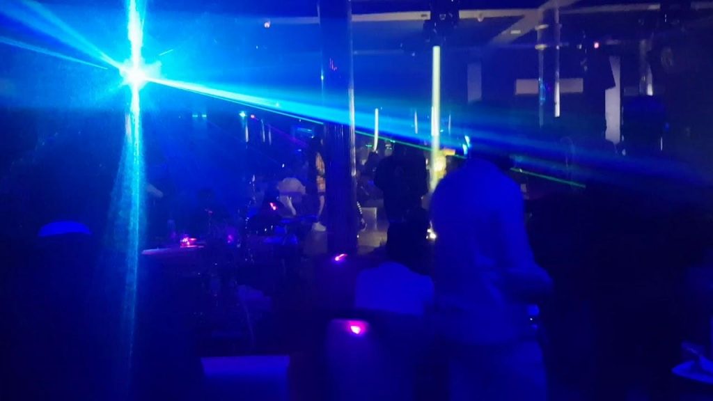 مراكش.. إشهار مسدس بملهى ليلي يجر مغربيًا وجزائريًا إلى السجن و”كشـ24″ تكشف التفاصيل