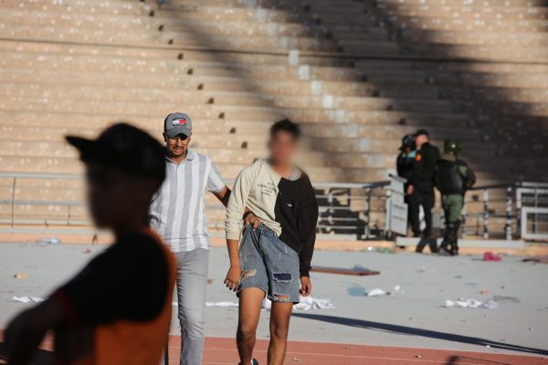 بالصور.. اعتقالات بالجملة واصابة ازيد من عشرة رجال امن إثر احداث شغب بملعب مراكش – Kech24: Maroc News – كِشـ24 : جريدة إلكترونية مغربية