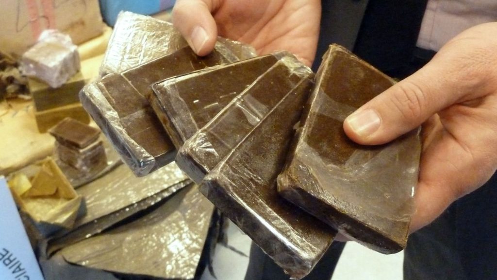 إحباط محاولة تهريب 130 كيلوغرامًا من الحشيش داخل علب سكر