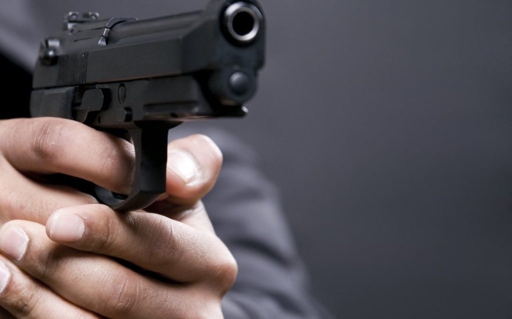 نداء استغاثة من صاحب مقهى.. أعيرة نارية لتوقيف شخصين مخمورين قاوما رجال شرطة