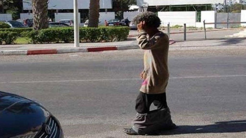 مختل عقليا يجهز بحجرة قاتلة على شخص وبرلمانية تطالب بتوفير مراكز إيواء