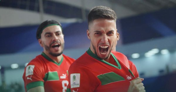 “أسود الفوتسال” يتغلبون على المنتخب الإيراني ويبلغون ربع نهائي مونديال أوزبكستان