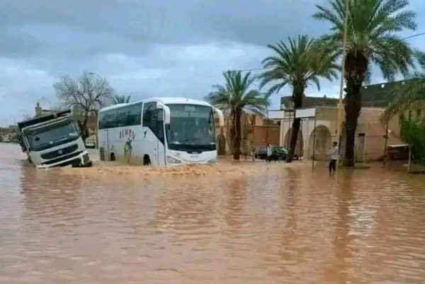 السيول تعزل “أقا يغان” وتقطع طرق طاطا وسط مطالب بإنشاء السدود