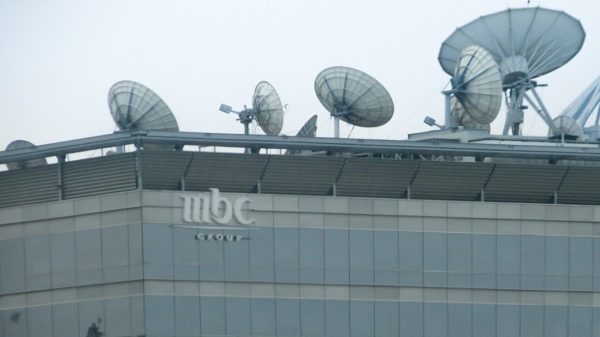 حشود الغاضبة تقتحم مقر MBC في العرق وتضرم فيه النار