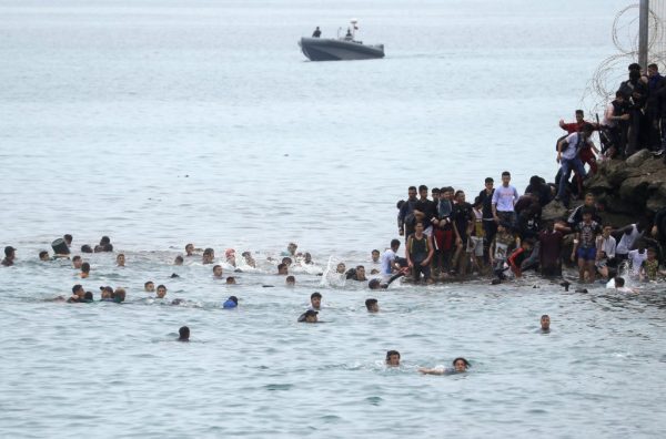 إنقاذ 2400 “حراگ” حاولوا الهجرة سباحة من المغرب إلى مليلية المحتلة عام 2024