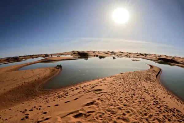 أمطار استثنائية تحيي بحيرات أماتها الجفاف في صحاري جنوب شرق المغرب