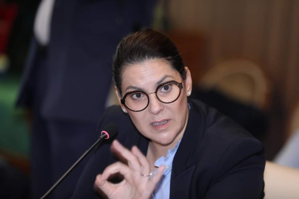 المنصوري توضح للرأي العام بخصوص الوشايات المغرضة الخاصة ببيع أراضٍ في ملكية العائلة بمراكش