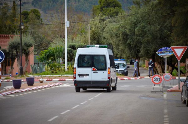 تحت حراسة أمنية مشددة.. نقل أشهر بارون مخدرات صوب القيادة الجهوية لسطات