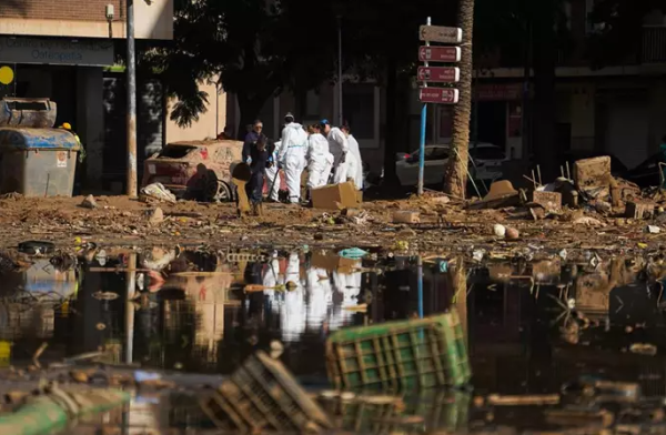 بسبب إنقاذه مسنا إسبانيا في إعصار دانا.. المطالبة بتسوية وضعية “حراگ” مغربي