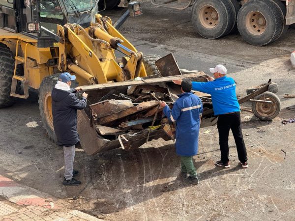 سلطات جليز تخرب مجموعة من العربات المجرورة + صور