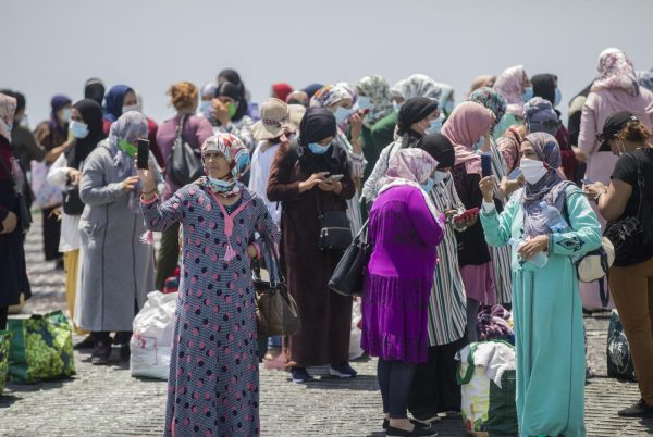 وفد إسباني يحل بالمغرب لاستكمال إجراءات استقبال العاملات المغربيات بضيعات هويلفا