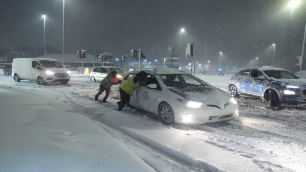  إلغاء وتحويل رحلات جوية في بريطانيا بسبب تساقط كثيف للثلوج