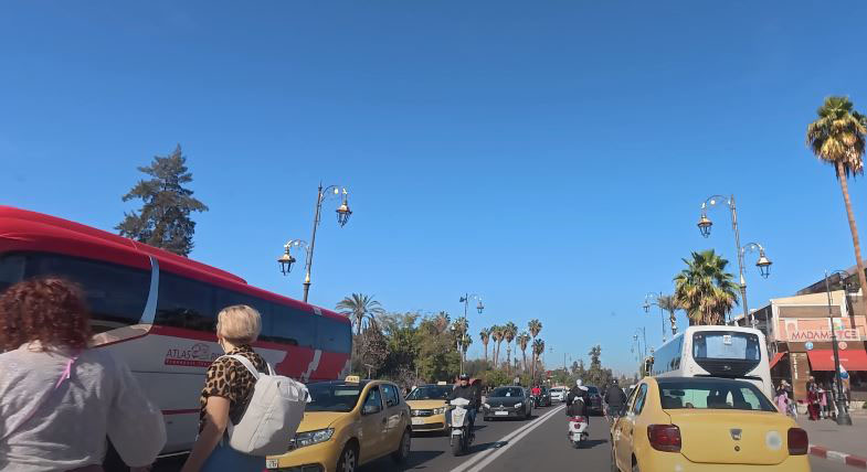 أزمة “الباركينغ” تُنغّص عطلة الزوار في قلب مراكش