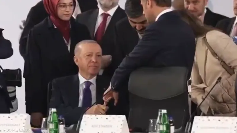 فيديو مثير للجدل.. أردوغان يُحرج ماكرون بـ”فخ الأصابع”