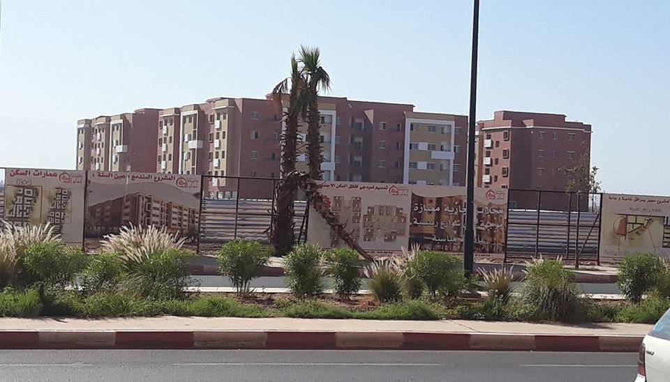 غياب مدخل قانوني إلى إقامة عين السنة بمراكش يعمق عزلة الساكنة