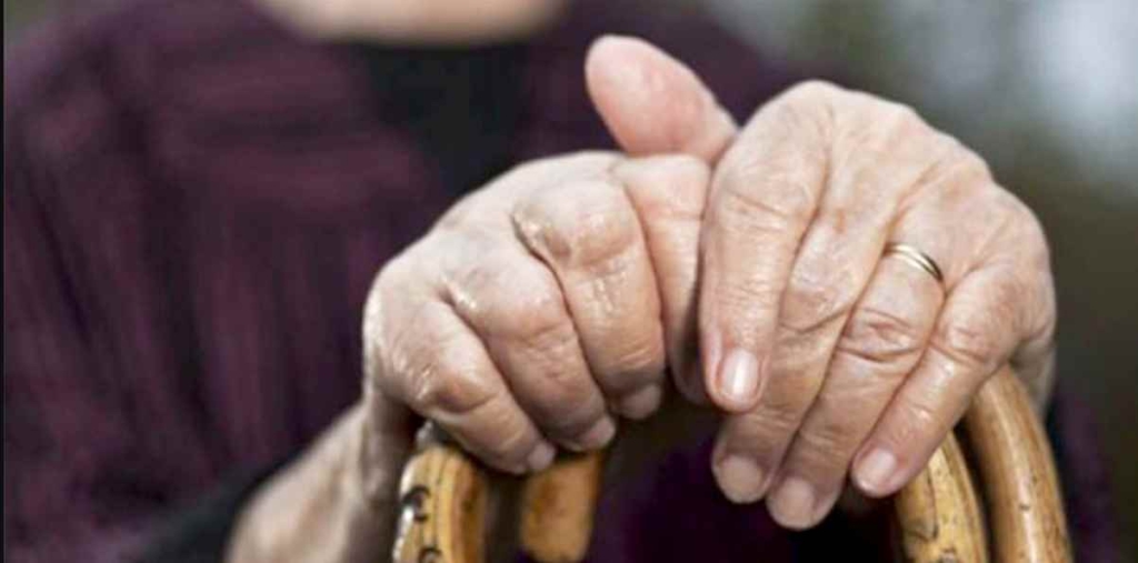 مأساة.. شاب يعنف والدته بوحشية ويحرقها بالماء الساخن بقلعة السراغنة