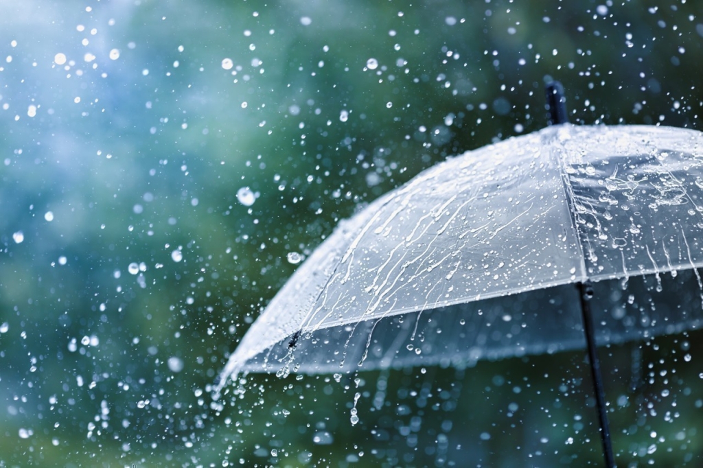 الأرصاد تنذر بزخات رعدية قوية بعدة مناطق مغربية