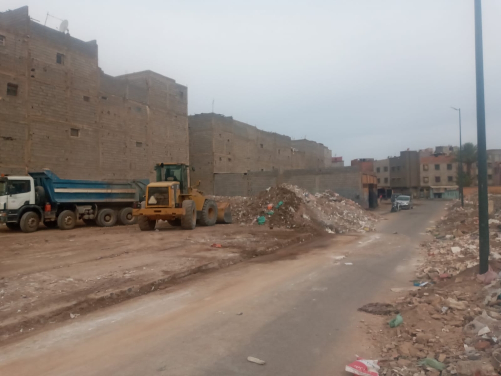 بالصور.. سلطات مراكش تجند آلياتها لتخليص حي الفخارة من الاتربة المتراكمة