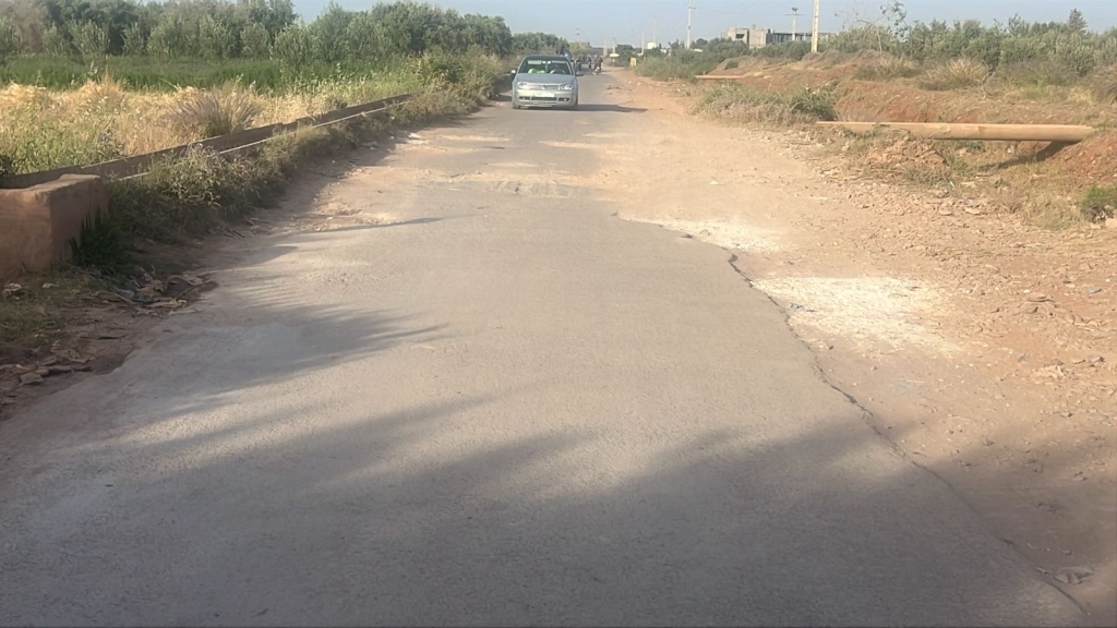 طريق مهمّة بمشاريع سياحية كبرى… لكن الحفر أكثر من الزفت!