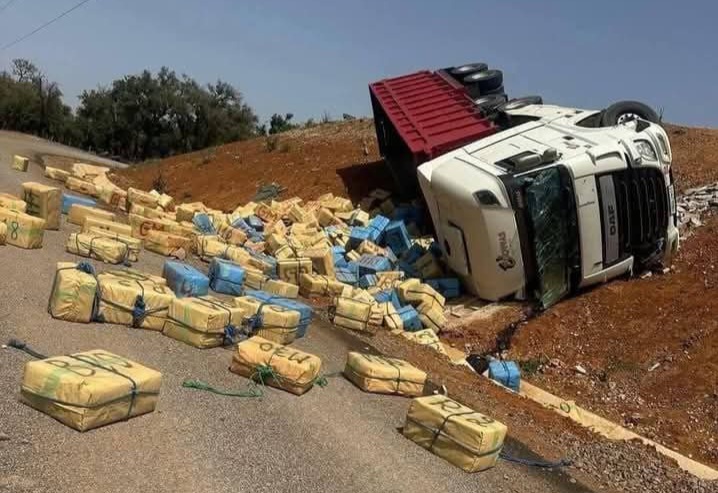 انقلاب شاحنة يفضح شحنة حشيش ضخمة بين العرجات وسيدي علال البحراوي