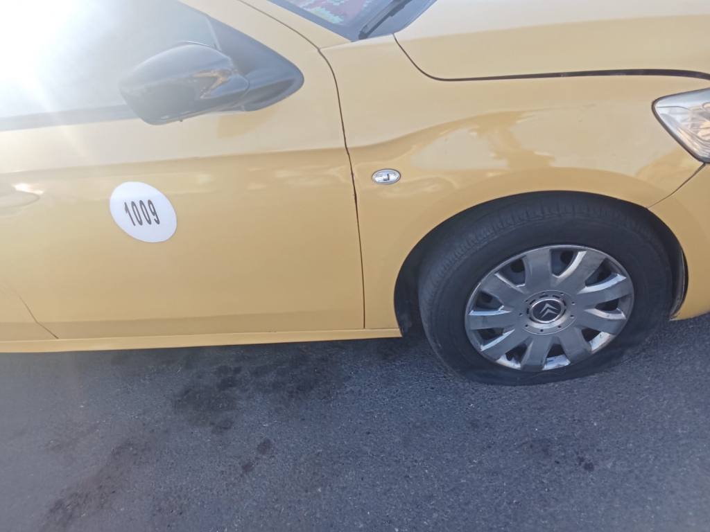بعد تداول ڤيديو سائق الأجرة الأنيق بمطار مراكش.. مجهولون يعمدون لتخريب سيارته