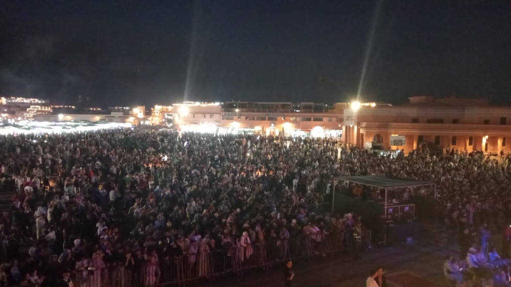 الٱلاف من الزوار بساحة جامع الفنا في أولى ليالي مهرجان كناوة بمراكش