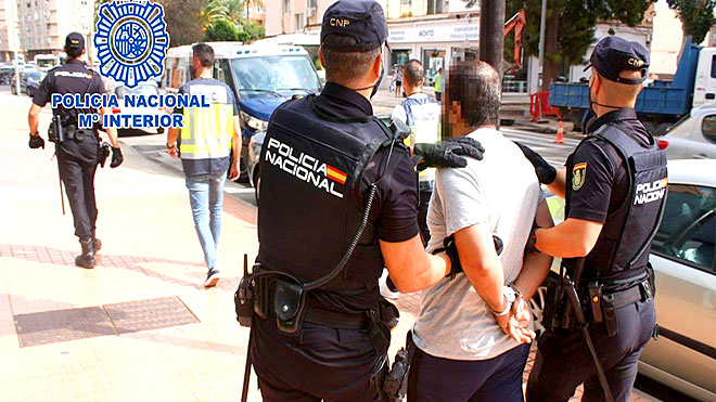 بسبب تعذيب أطفالهما الثلاثة بهولندا.. اعتقال زوجين مغربيين بإسبانيا