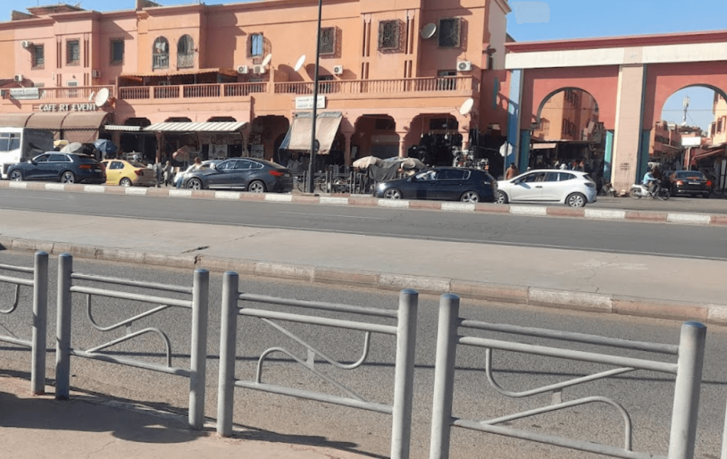 الى متى يستمر تجاهل المطالب باحداث ممر للراجلين امام مدخل اشهر شارع بالمحاميد؟