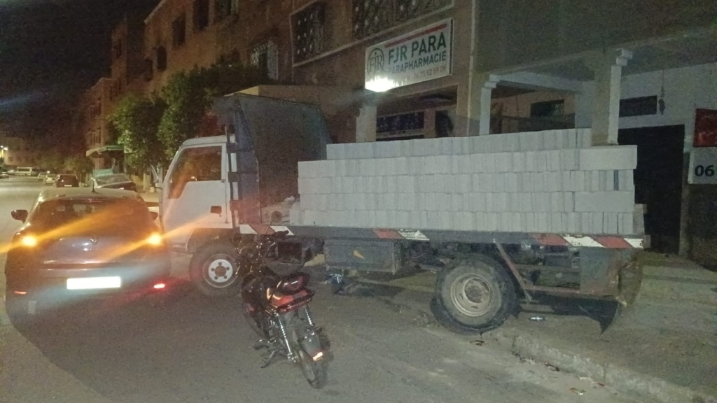 بالصور.. سلطات المسيرة تتصدى لبناء طابق علوي بدون ترخيص ليلا