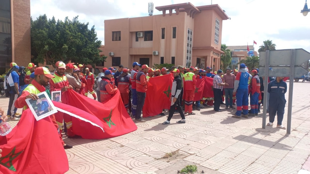 عمال النظافة بقلعة السراغنة ينتفضون ضد شركة “أوزون”