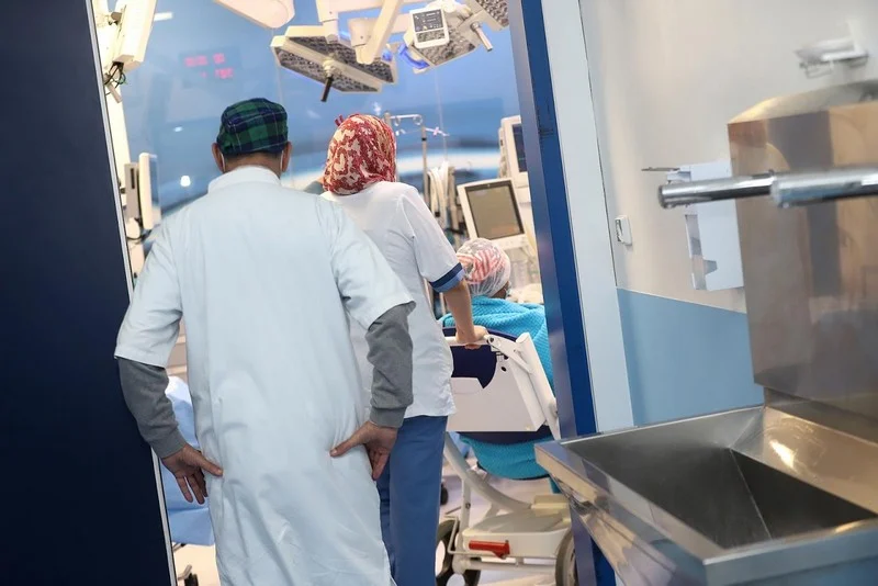 الحكومة تلتزم برفع تعويضات الأطباء الداخليين والمقيمين وخفض مدة الالتزام الإجباري