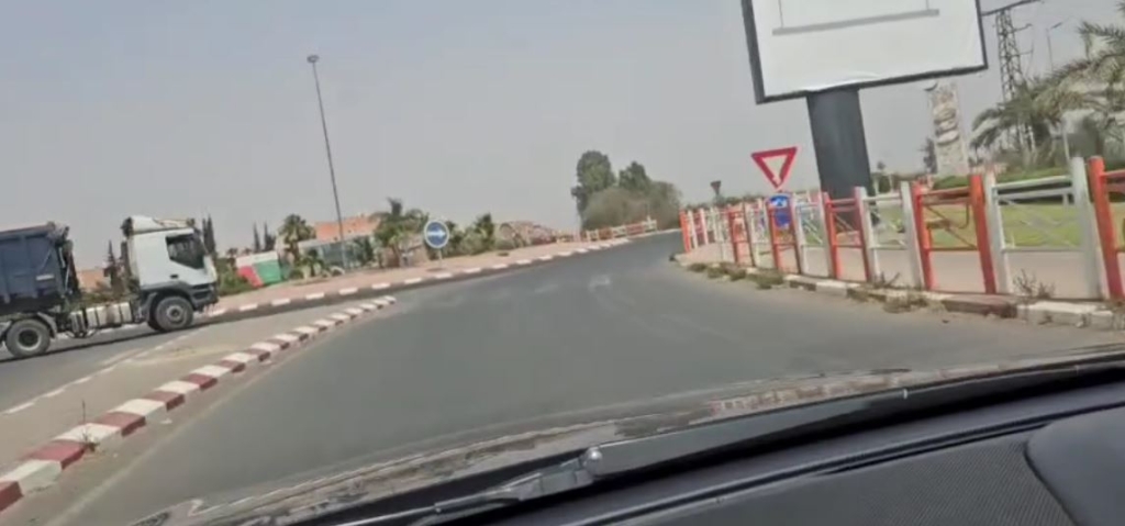 ارتجالية وعشوائية في صباغة رصيف تُغضب مستعملي طريق بمراكش