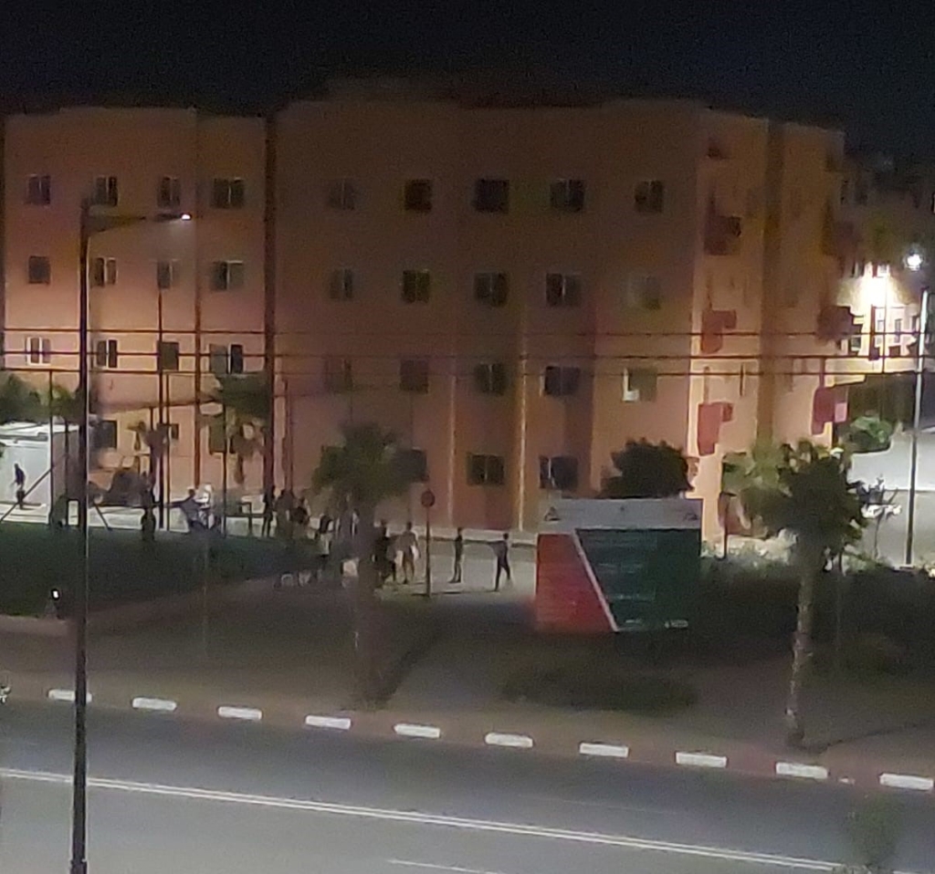 ملاعب قرب “مُخترقة” تسبب محنة لتجمعات سكنية بمراكش