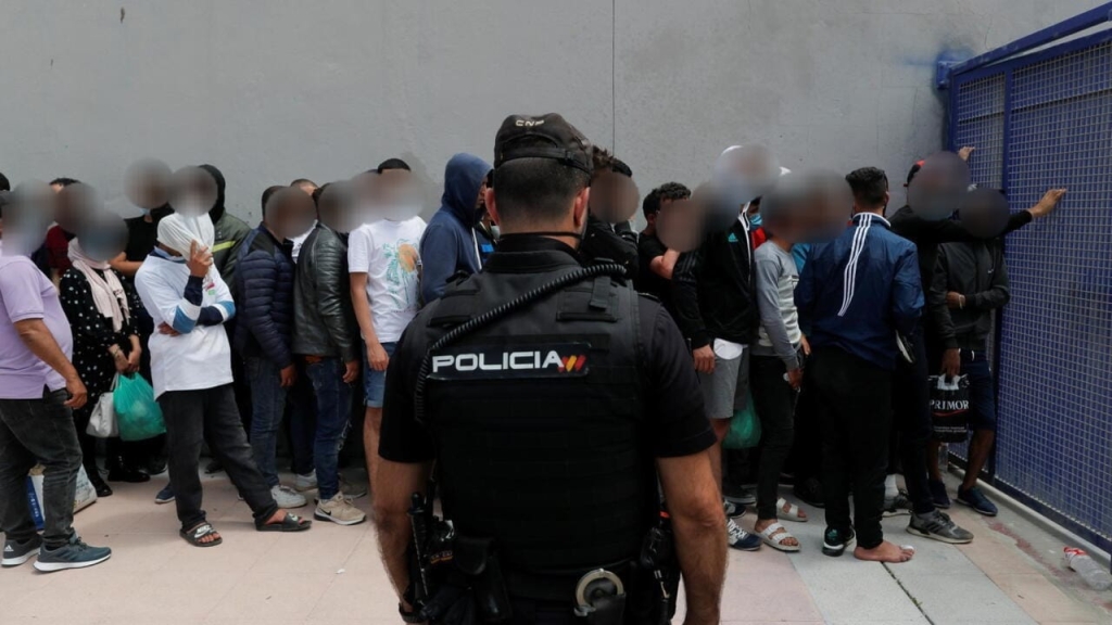 الجنس مقابل اللجوء.. ضابط شرطة إسباني يستغل قاصرين مغاربة