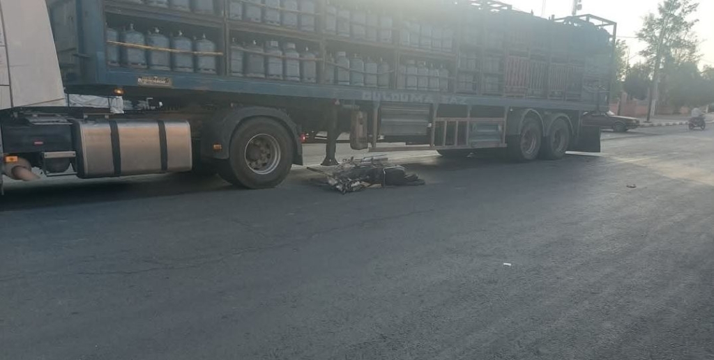 حادثة سير خطيرة بين شاحنة لنقل “البوطات”ودراجة نارية بشيشاوة
