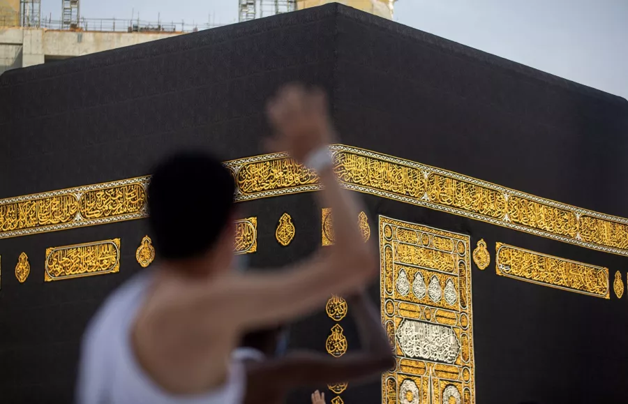 في ختام رحلة العمر.. الحجاج يؤدون طواف الوداع