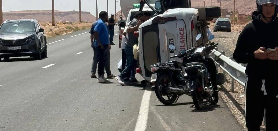 كانت في طريقها إلى مراكش.. انقلاب سيارة إسعاف بنواحي ورزازات + صور