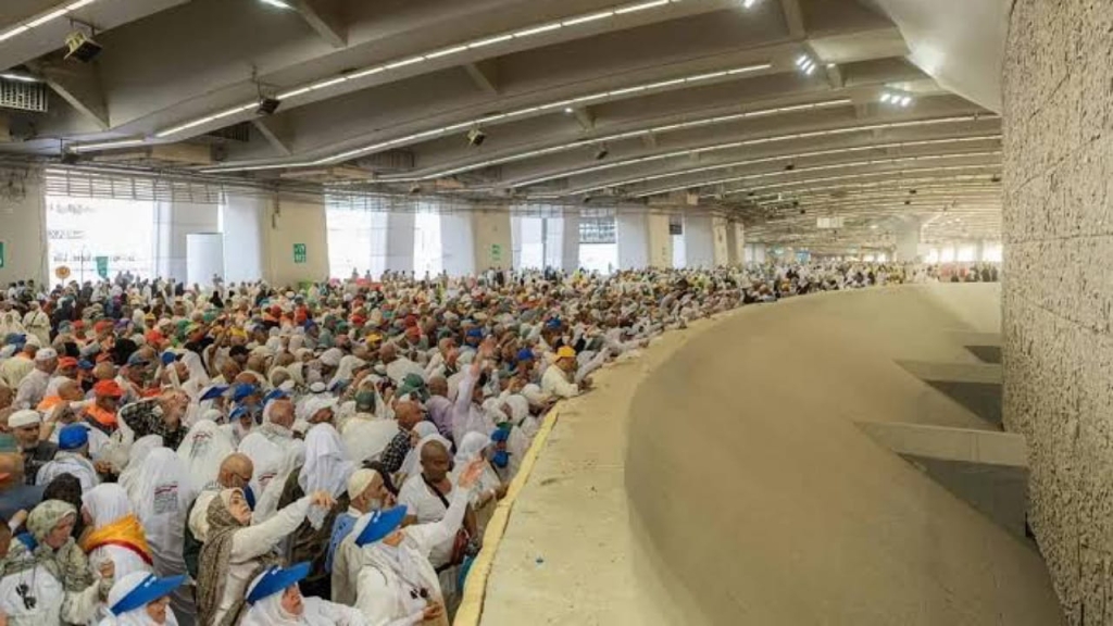 في آخر أيام الحج.. ضيوف الرحمن يرمون الجمرات الثلاث