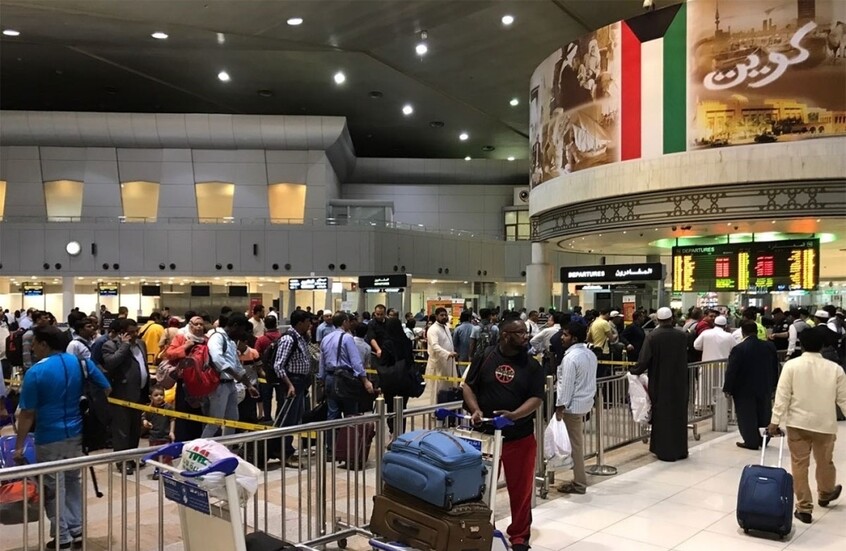 الكويت تلزم الوافدين بالحصول على إذن قبل مغادرة البلاد