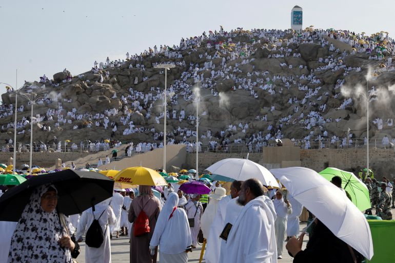 ضيوف الرحمن يتوافدون على عرفات لأداء الركن الأعظم من مناسك الحج