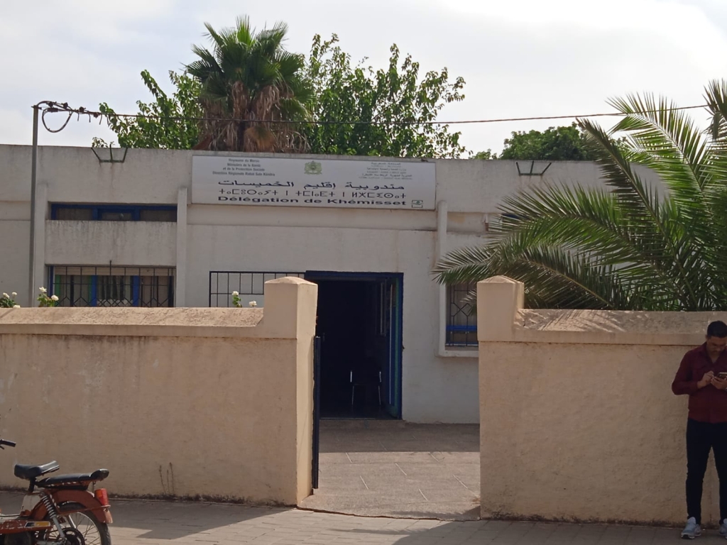 دواب تتجول في مركز صحي.. مندوبية الصحة بالخميسات تشهر ورقة “التشهير”