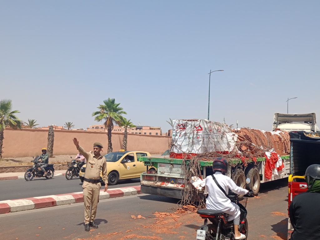 بالصور.. سقوط “الياجور” من شاحنة يربك السير قرب باب الخميس بمراكش