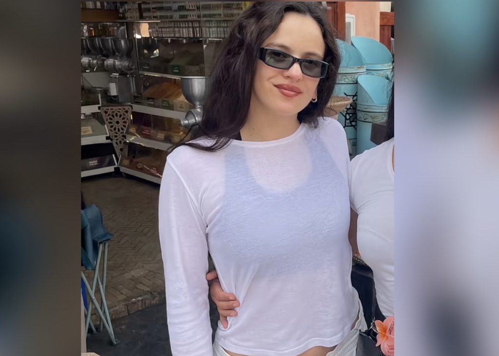 المغنية الاسبانية الشهيرة “روزاليا” تستمتع بإجازتها في مراكش