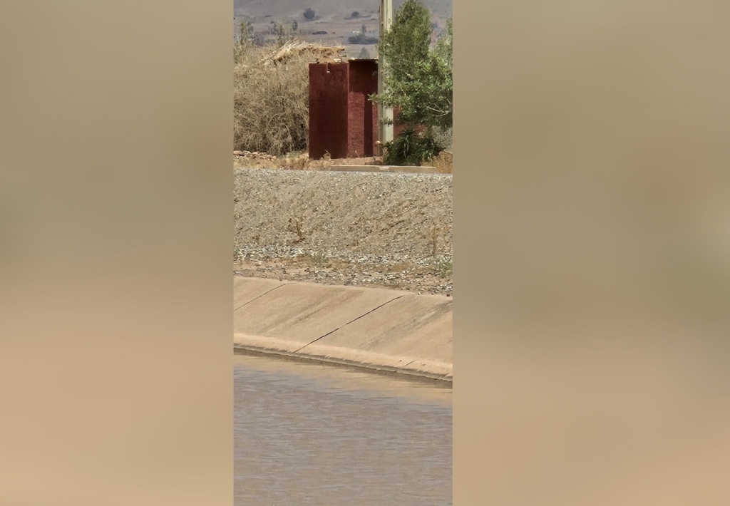 تشييد مرحاض بمحاذاة قناة “زرابة” يثير استغراب ساكنة جماعة تمزوزت بإقليم الحوز