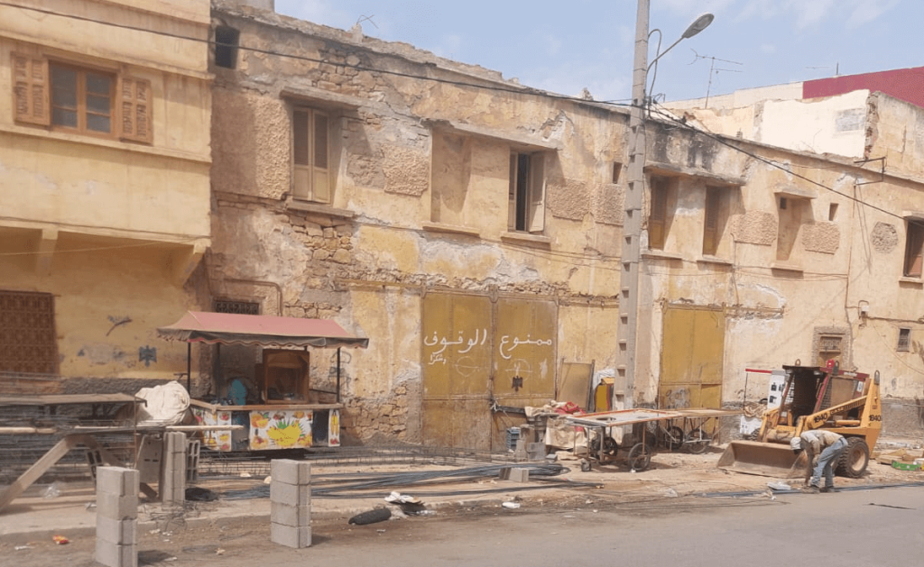 بناية آيلة للسقوط بسطات تتحول لخطر محدق بالتلاميذ والمارة وسط صمت السلطات