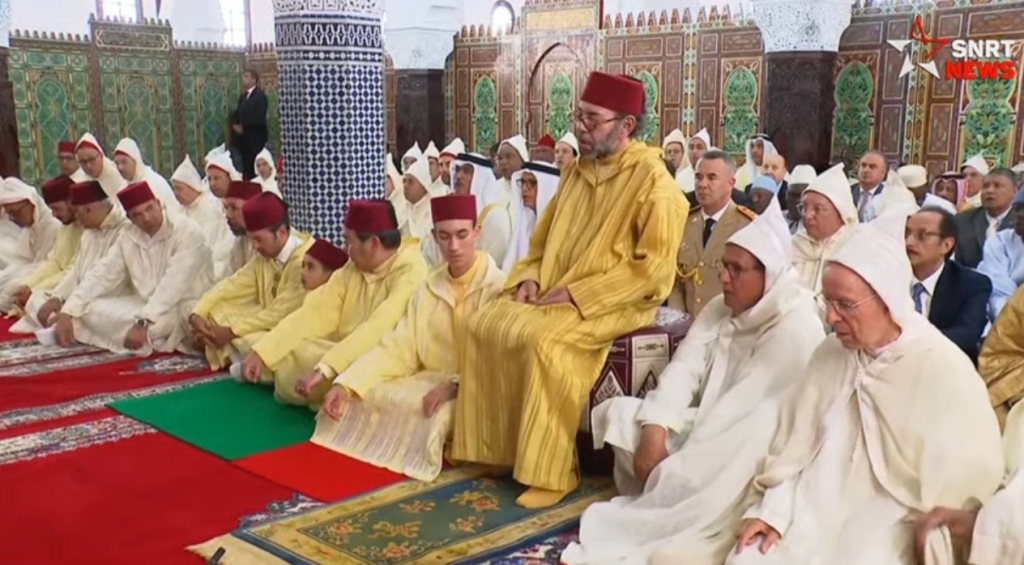 أمير المؤمنين يؤدي صلاة عيد الأضحى المبارك بتطوان وينحر أضحية العيد
